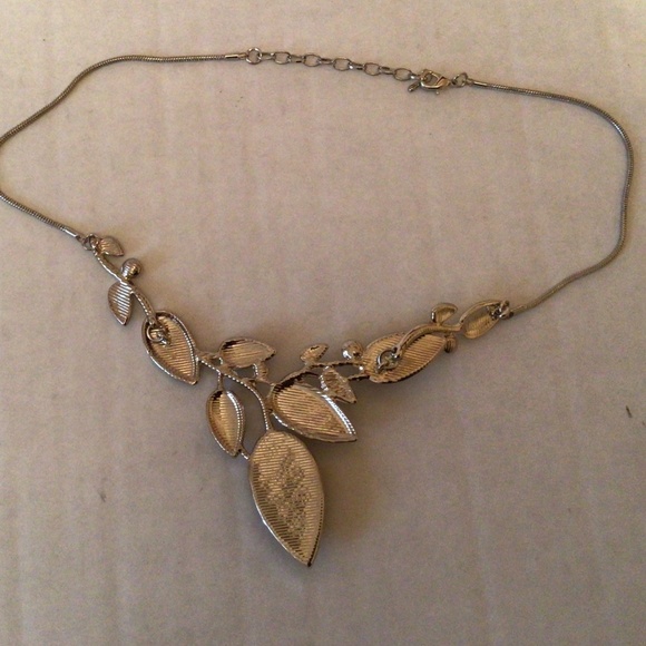 Statement Necklace Elegant European Fashion - Picture 2 of 3